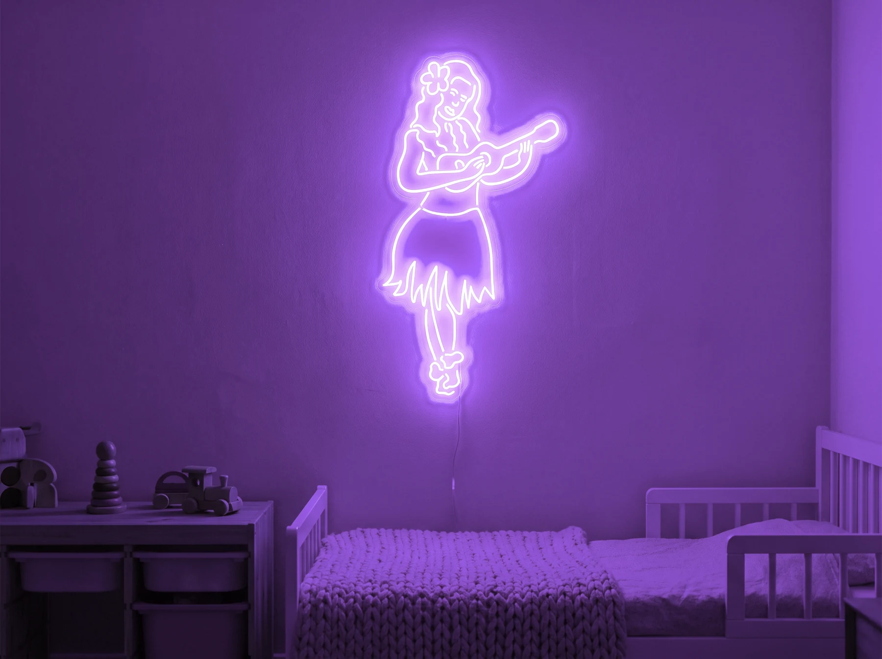 Neonskylt «Huladansös» i lila LED-neon, monterad på vägg