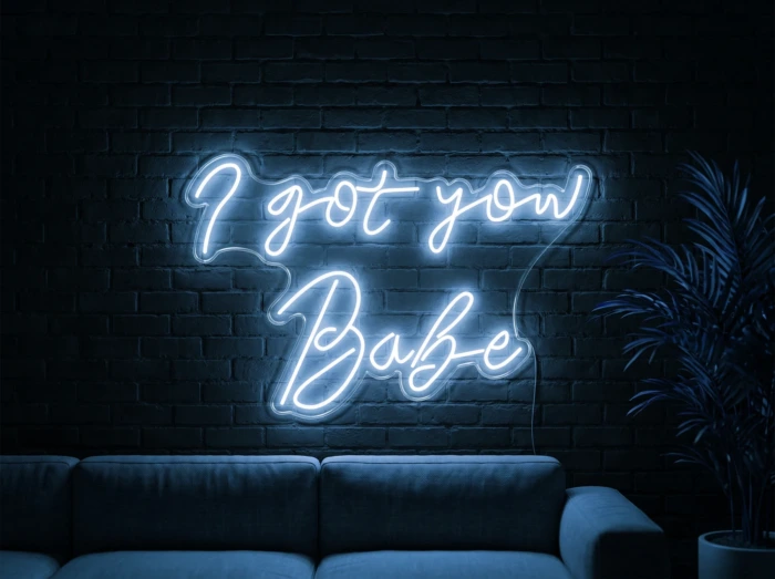 Neonskylt «I Got You Babe» i isblå LED-neon, monterad på vägg