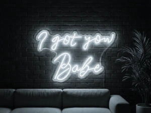 Neonskylt «I Got You Babe» i iskall vit LED-neon, monterad på vägg