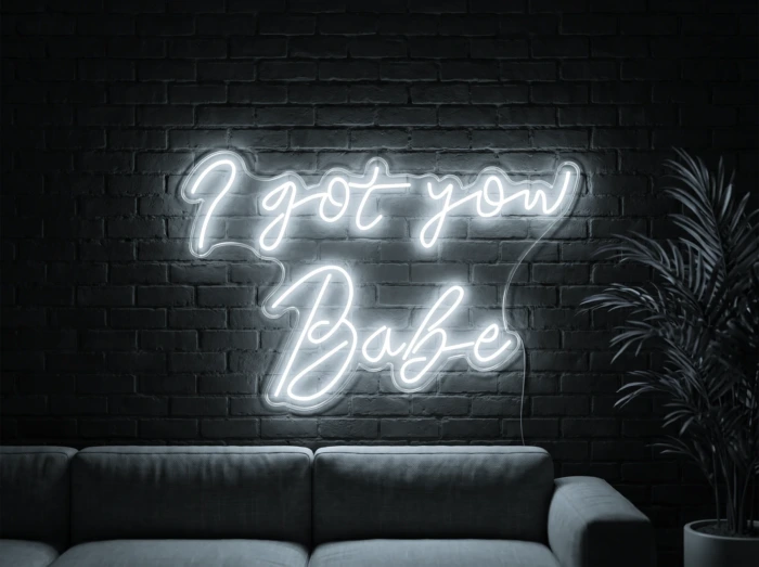 Neonskylt «I Got You Babe» i iskall vit LED-neon, monterad på vägg