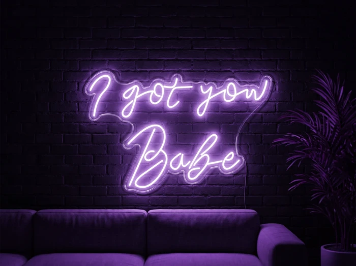 Neonskylt «I Got You Babe» i lila LED-neon, monterad på vägg