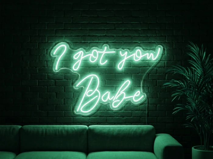 Neonskylt «I Got You Babe» i mintgrön LED-neon, monterad på vägg