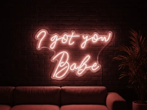 Neonskylt «I Got You Babe» i röd LED-neon, monterad på vägg