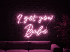 Neonskylt «I Got You Babe» i rosa LED-neon, monterad på vägg
