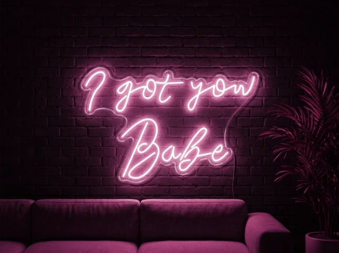 Neonskylt «I Got You Babe» i rosa LED-neon, monterad på vägg