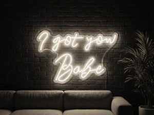 Neonskylt «I Got You Babe» i varmvit LED-neon, monterad på vägg