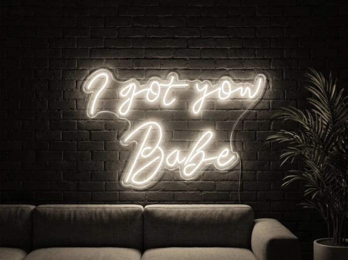 Neonskylt «I Got You Babe» i varmvit LED-neon, monterad på vägg