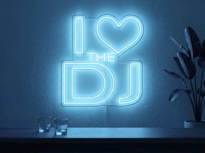 Neonskylt «I Love The DJ» i isblå LED-neon, monterad på vägg