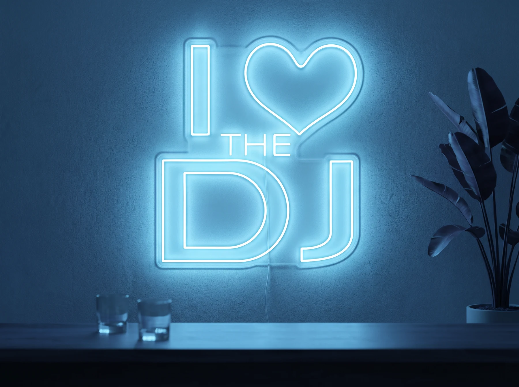 Neonskylt «I Love The DJ» i isblå LED-neon, monterad på vägg