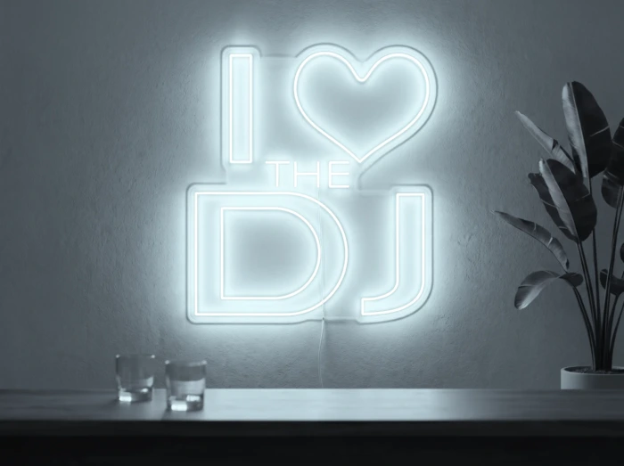 Neonskylt «I Love The DJ» i iskall vit LED-neon, monterad på vägg
