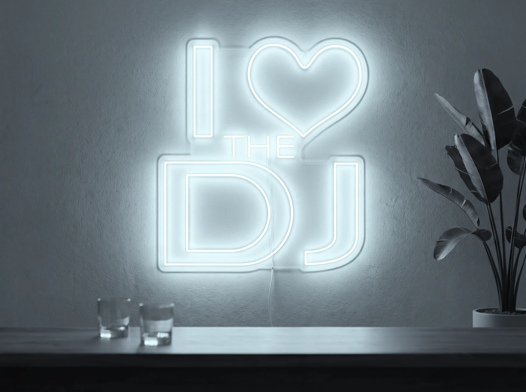 Neonskylt «I Love The DJ» i iskall vit LED-neon, monterad på vägg