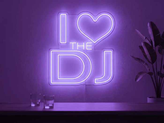 Neonskylt «I Love The DJ» i lila LED-neon, monterad på vägg