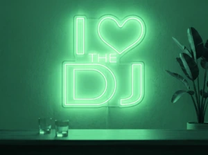 Neonskylt «I Love The DJ» i mintgrön LED-neon, monterad på vägg