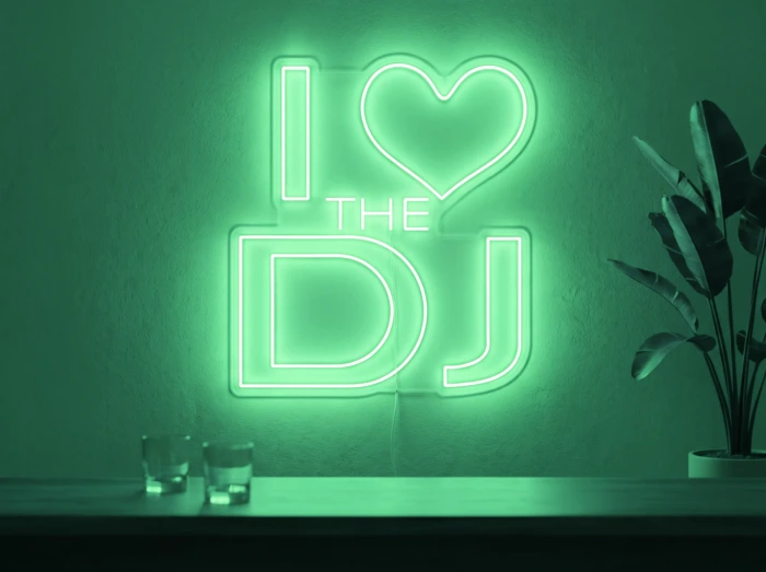 Neonskylt «I Love The DJ» i mintgrön LED-neon, monterad på vägg