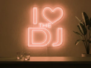 Neonskylt «I Love The DJ» i orange LED-neon, monterad på vägg