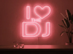 Neonskylt «I Love The DJ» i röd LED-neon, monterad på vägg