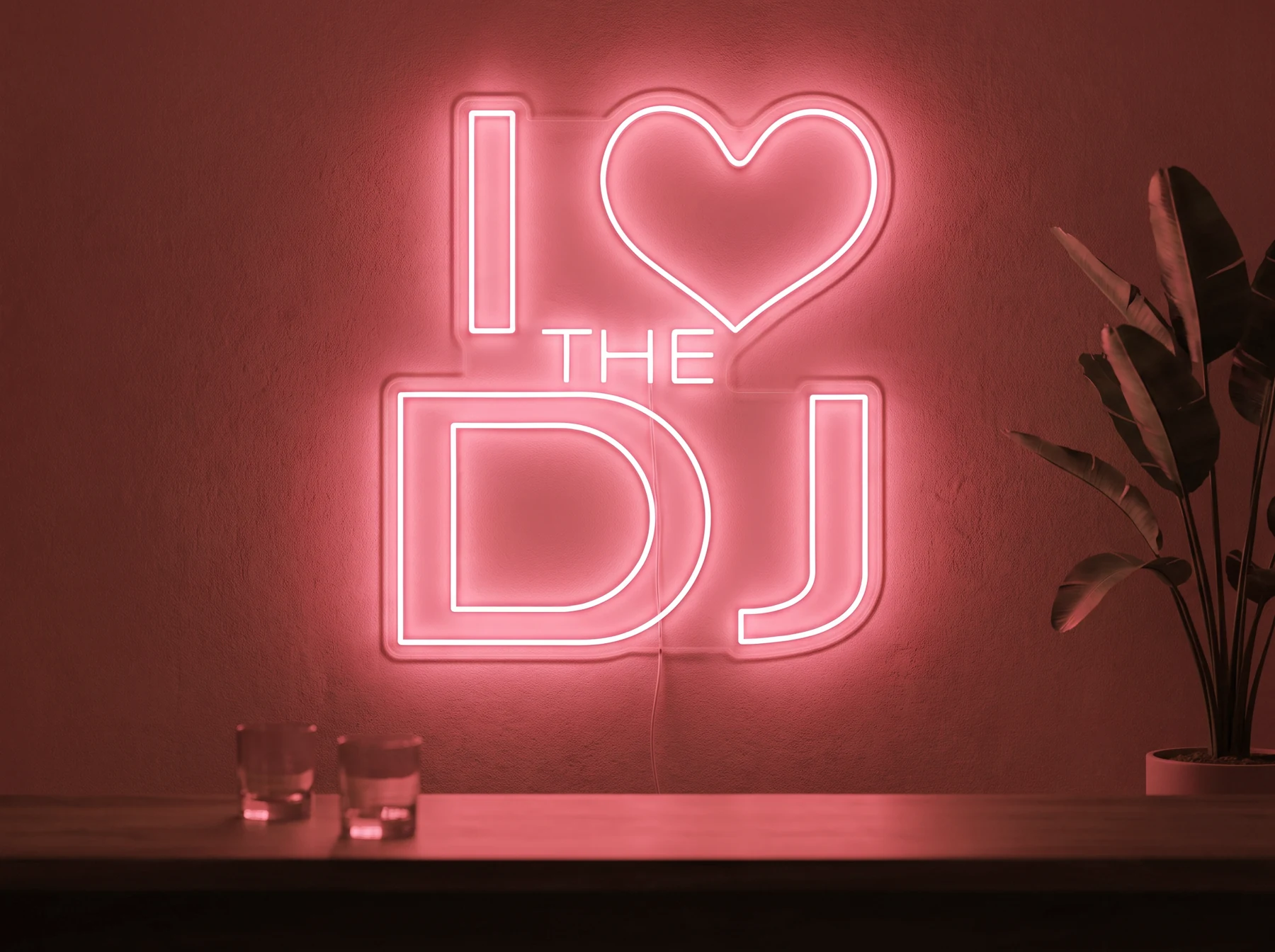 Neonskylt «I Love The DJ» i röd LED-neon, monterad på vägg