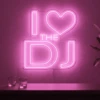 Neonskylt «I Love The DJ» i rosa LED-neon, monterad på vägg