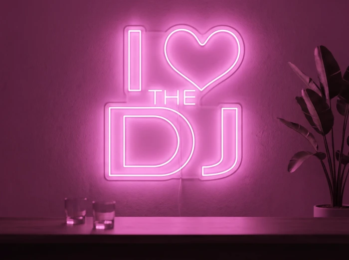Neonskylt «I Love The DJ» i rosa LED-neon, monterad på vägg