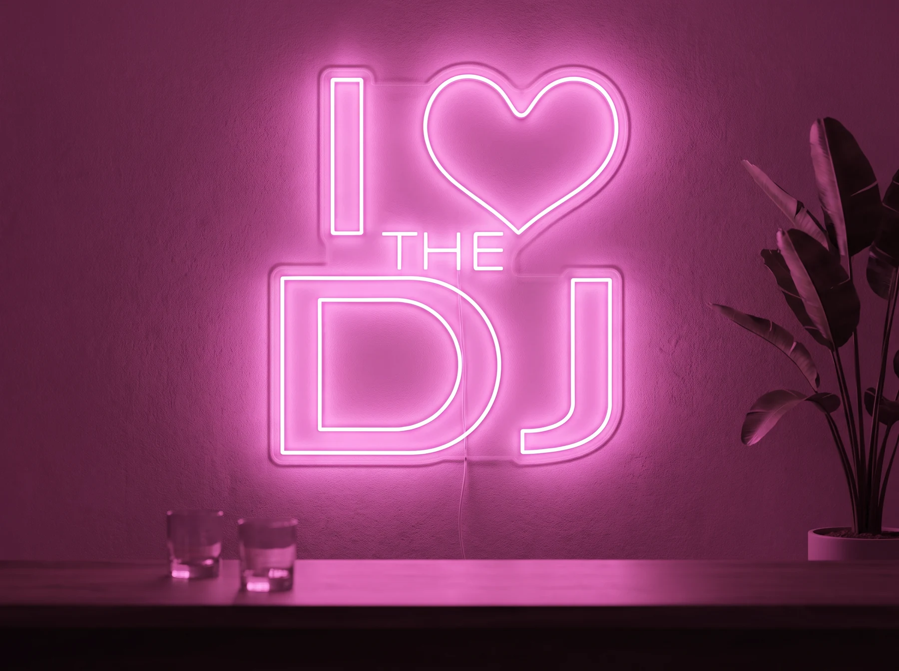 Neonskylt «I Love The DJ» i rosa LED-neon, monterad på vägg