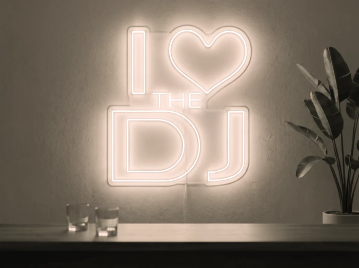 Neonskylt «I Love The DJ» i varmvit LED-neon, monterad på vägg