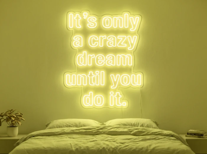 Neonskylt «It’s Only A Crazy Dream» i gul LED-neon, monterad på vägg