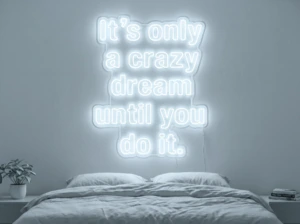 Neonskylt «It’s Only A Crazy Dream» i iskall vit LED-neon, monterad på vägg