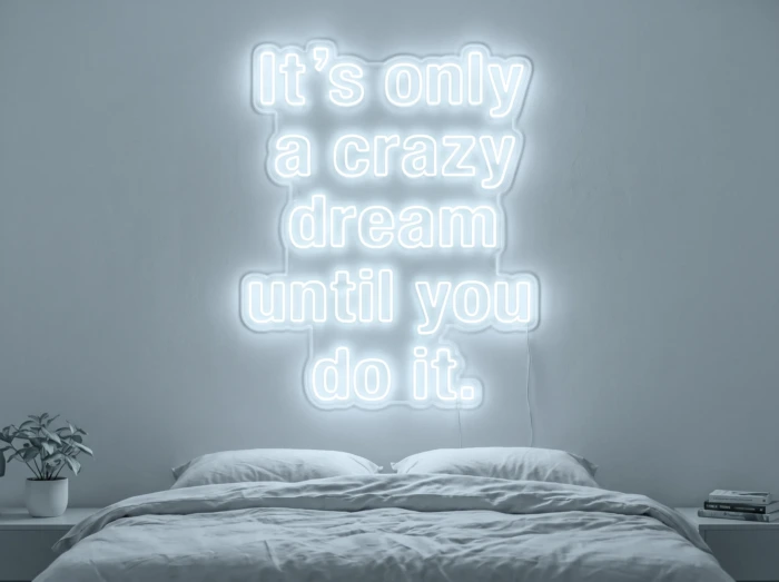 Neonskylt «It’s Only A Crazy Dream» i iskall vit LED-neon, monterad på vägg