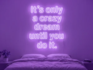 Neonskylt «It’s Only A Crazy Dream» i lila LED-neon, monterad på vägg
