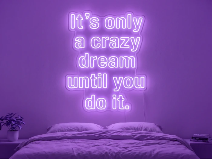 Neonskylt «It’s Only A Crazy Dream» i lila LED-neon, monterad på vägg