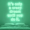 Neonskylt «It’s Only A Crazy Dream» i mintgrön LED-neon, monterad på vägg