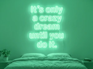 Neonskylt «It’s Only A Crazy Dream» i mintgrön LED-neon, monterad på vägg