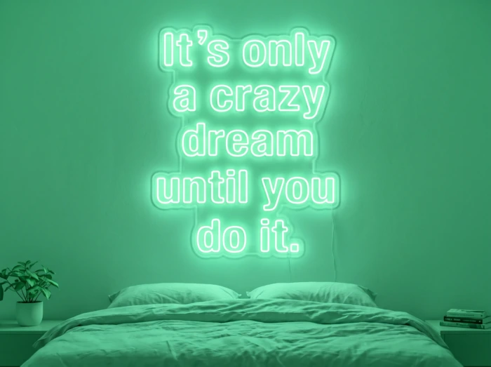 Neonskylt «It’s Only A Crazy Dream» i mintgrön LED-neon, monterad på vägg