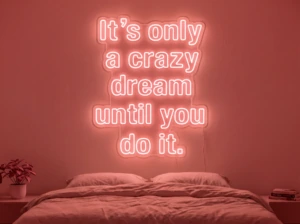 Neonskylt «It’s Only A Crazy Dream» i röd LED-neon, monterad på vägg