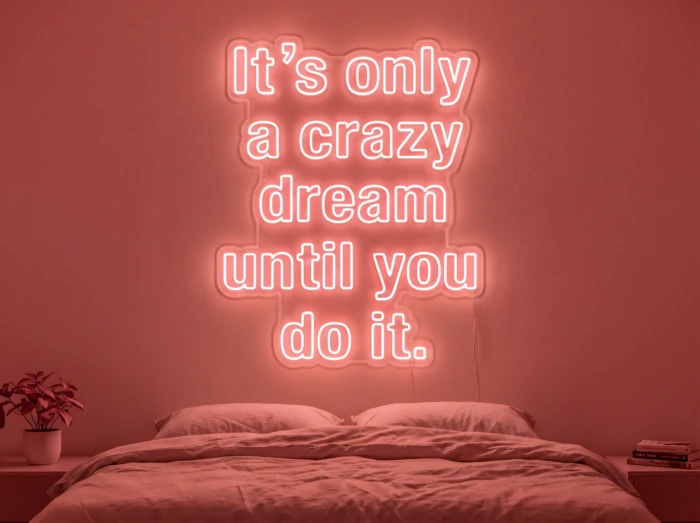 Neonskylt «It’s Only A Crazy Dream» i röd LED-neon, monterad på vägg