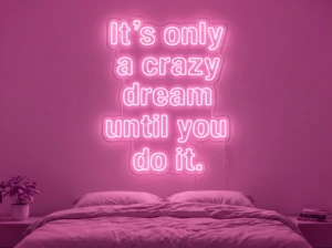 Neonskylt «It’s Only A Crazy Dream» i rosa LED-neon, monterad på vägg