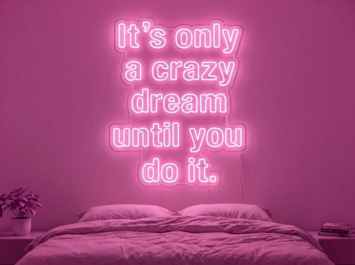 Neonskylt «It’s Only A Crazy Dream» i rosa LED-neon, monterad på vägg