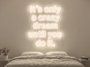 Neonskylt «It’s Only A Crazy Dream» i varmvit LED-neon, monterad på vägg