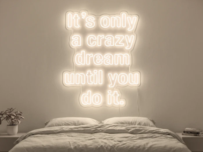 Neonskylt «It’s Only A Crazy Dream» i varmvit LED-neon, monterad på vägg