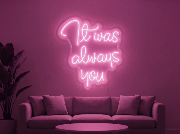 Neonskylt «It Was Always You» i rosa LED-neon, monterad på vägg