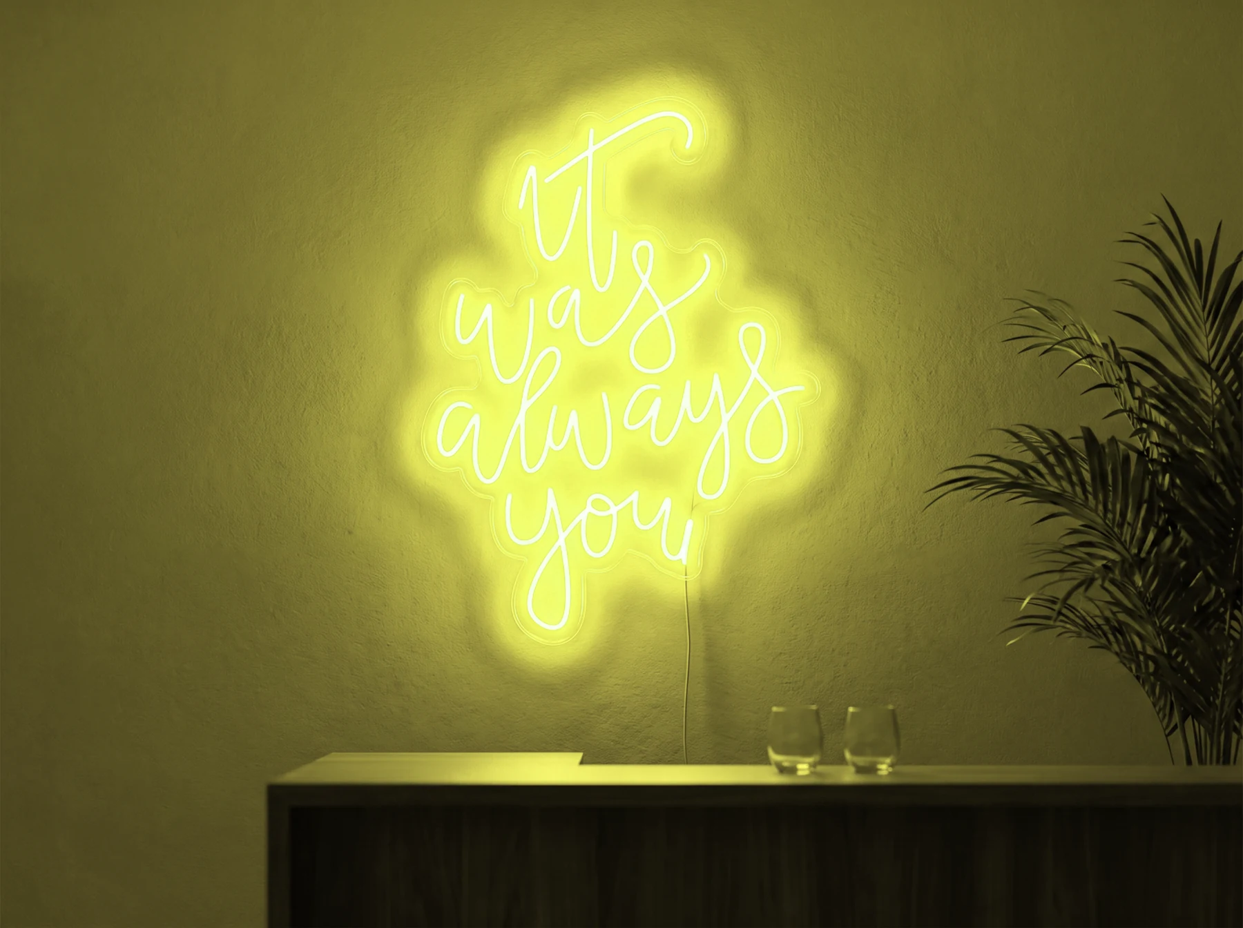 Neonskylt «It Was Always You, smal» i gul LED-neon, monterad på vägg