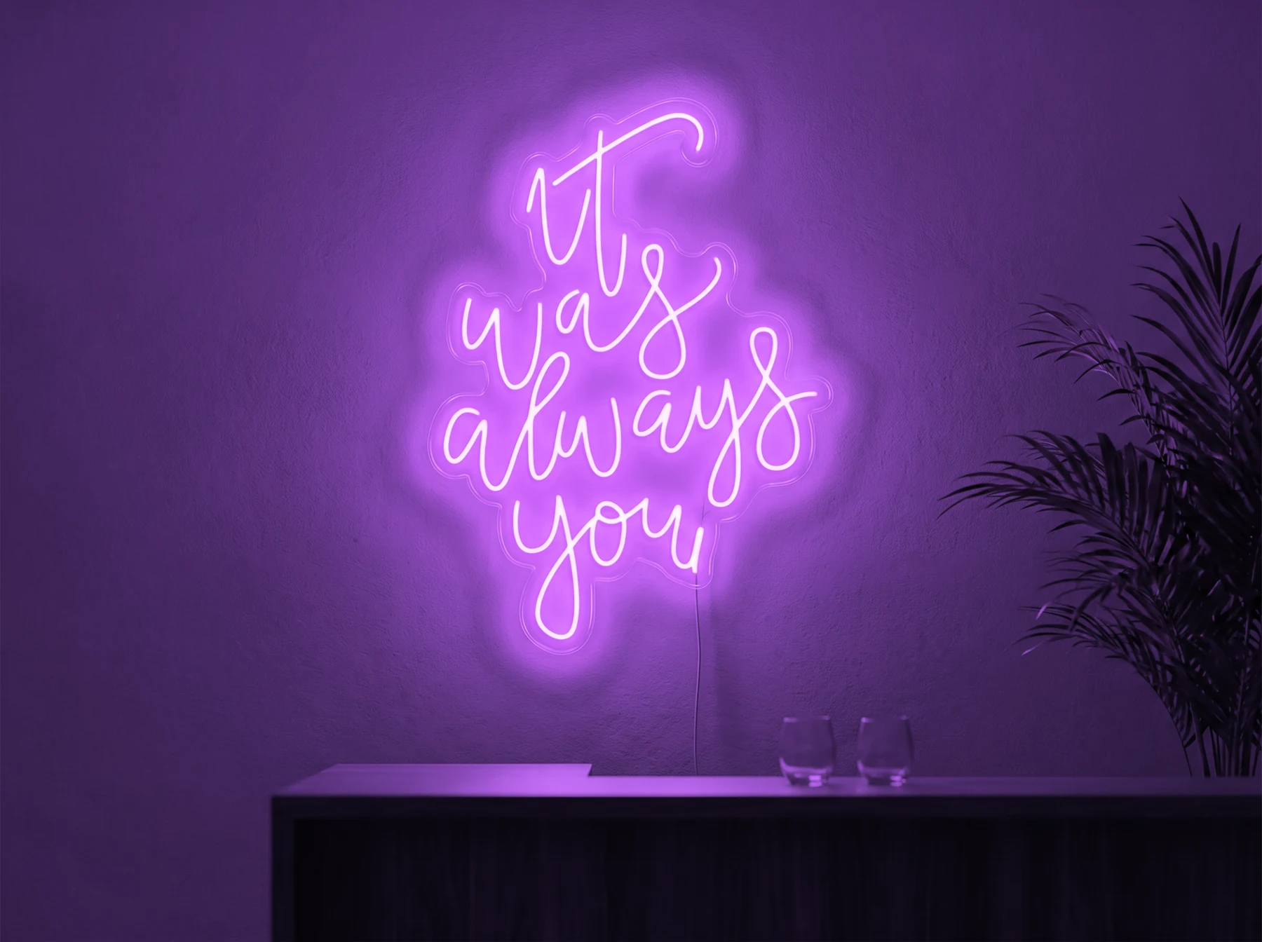 Neonskylt «It Was Always You, smal» i lila LED-neon, monterad på vägg
