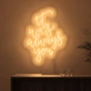 Neonskylt «It Was Always You, smal» i orange LED-neon, monterad på vägg