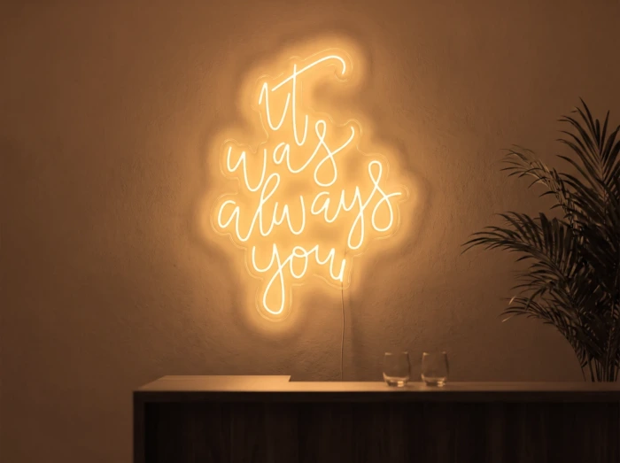 Neonskylt «It Was Always You, smal» i orange LED-neon, monterad på vägg