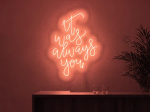 Neonskylt «It Was Always You, smal» i röd LED-neon, monterad på vägg
