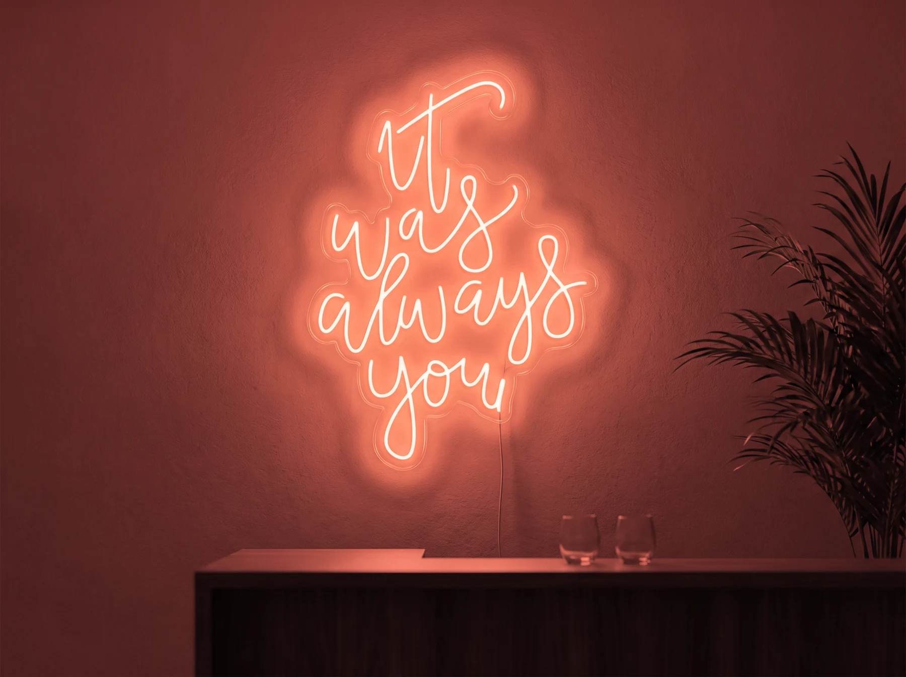 Neonskylt «It Was Always You, smal» i röd LED-neon, monterad på vägg