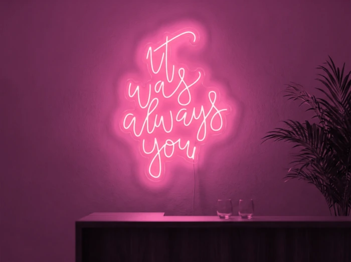 Neonskylt «It Was Always You, smal» i rosa LED-neon, monterad på vägg