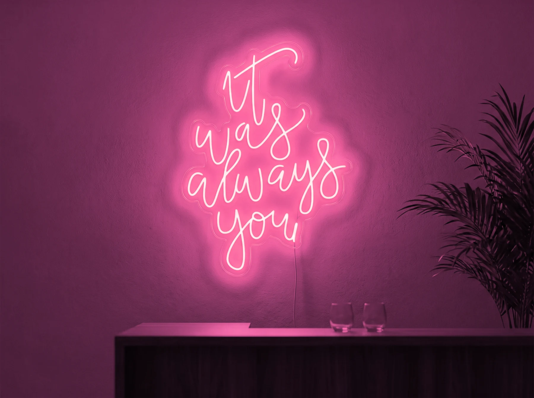Neonskylt «It Was Always You, smal» i rosa LED-neon, monterad på vägg