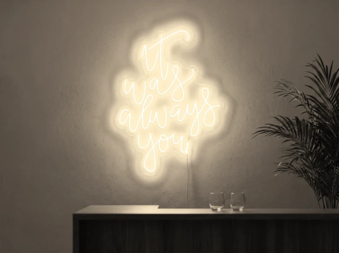 Neonskylt «It Was Always You, smal» i varmvit LED-neon, monterad på vägg