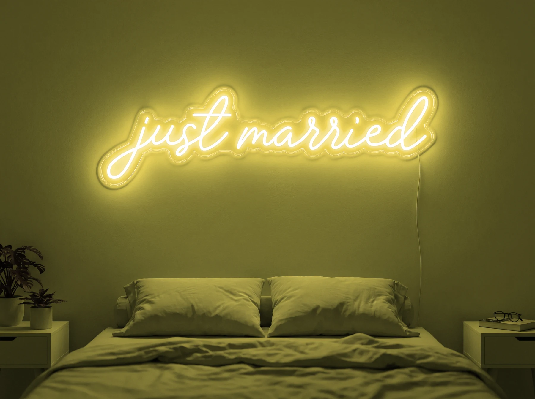 Neonskylt «Just Married» i gul LED-neon, monterad på vägg